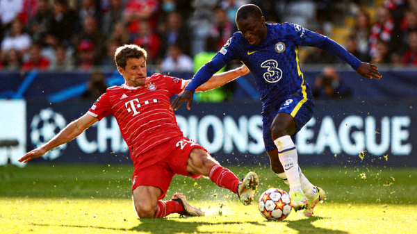 欧冠半决赛精彩瞬间 - 球员在绿茵场上激烈拼抢足球